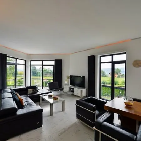 Nia Villa Lesa