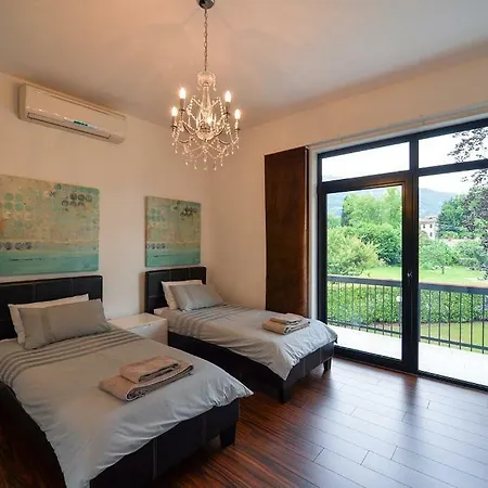 Nia Villa